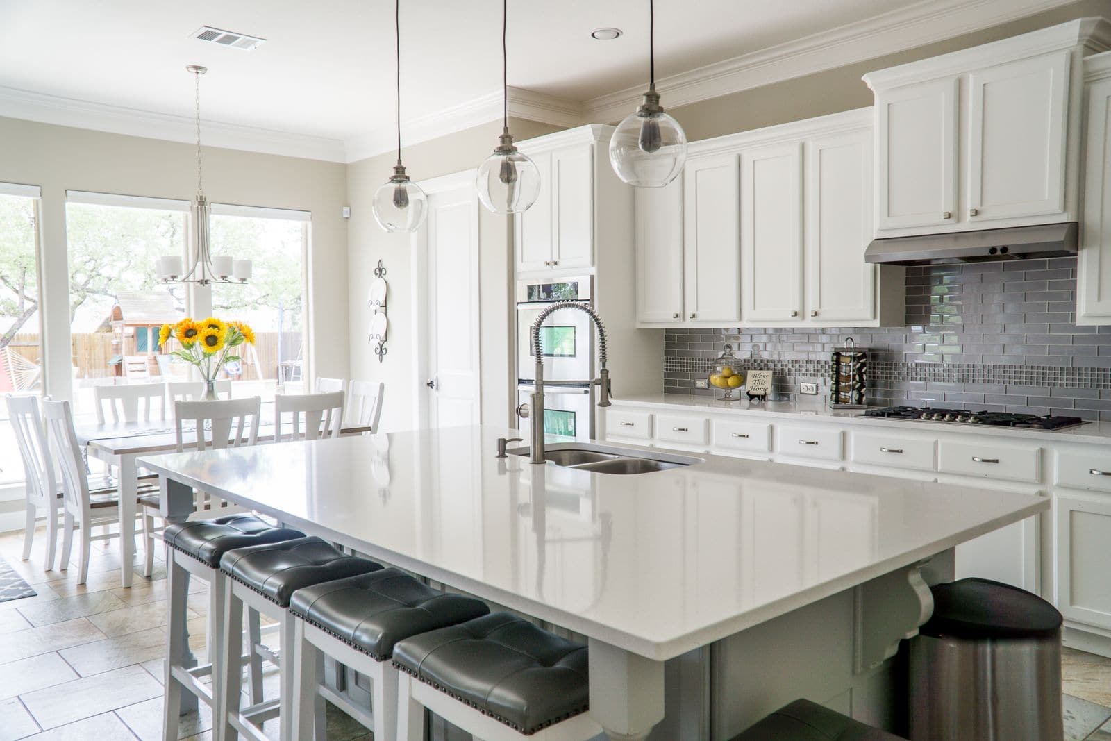 Kitchen style inspiration: Breakfast-Bar Island