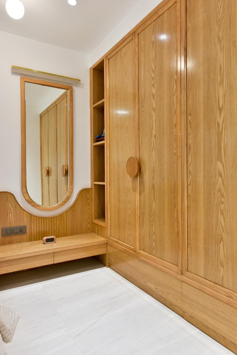 Teak wardrobe wall with round handle and arched mirror